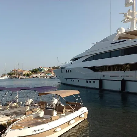 Reginas & Apartments- Fiscardo View Апартаменты *